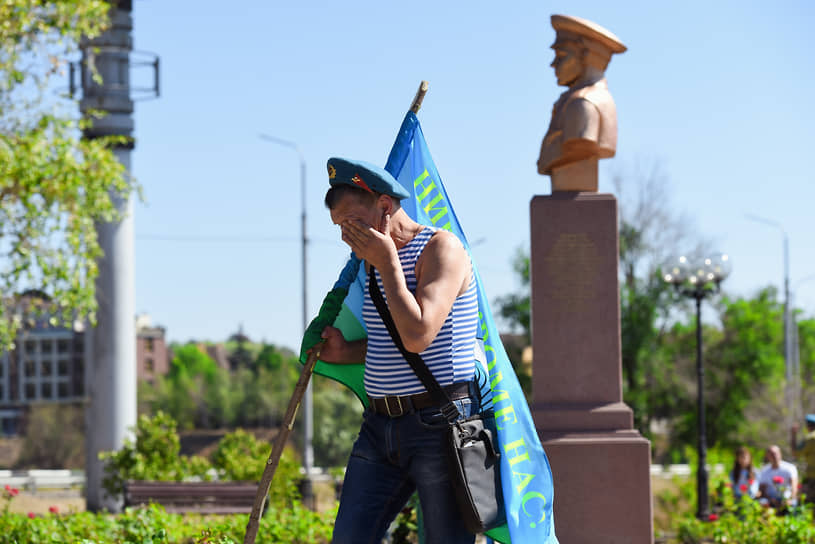 Бывший десантник у памятника генералу Маргелову в Донецке 