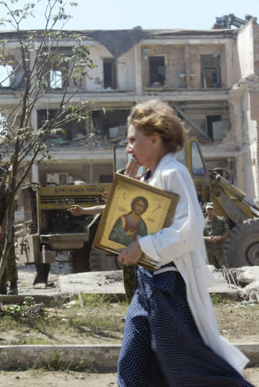 Женщина у бывшего здания госпиталя