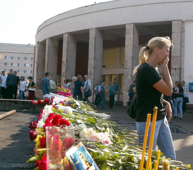 Цветы и свечи на месте трагедии