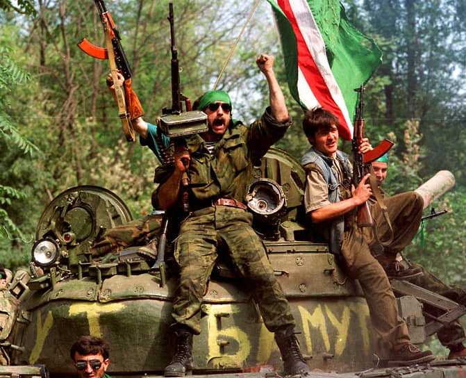 Чеченские сепаратисты на танке федеральных сил