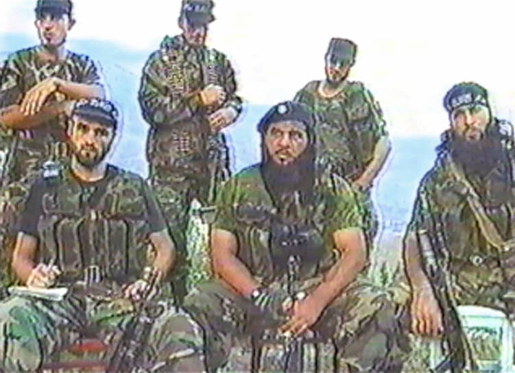 Полевой командир Хаттаб (в центре), 17 августа