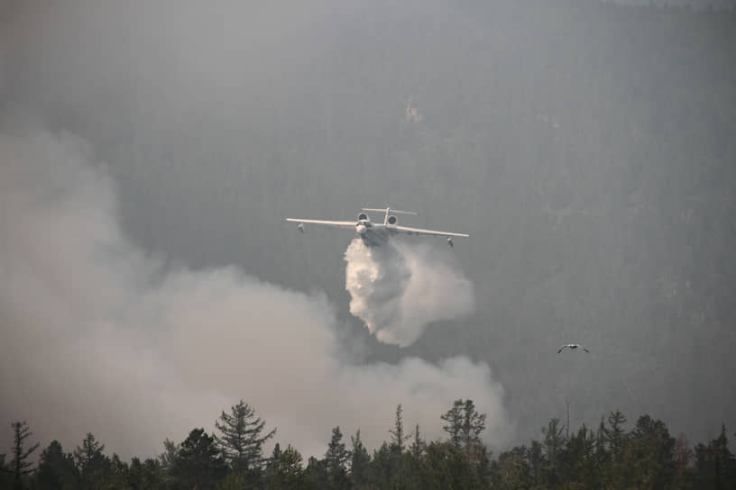 Тушение очагов пожаров с самолета-амфибии Бе-200