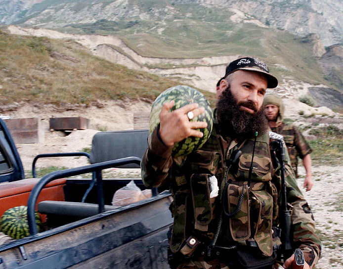 Шамиль Басаев с арбузом, 11 августа