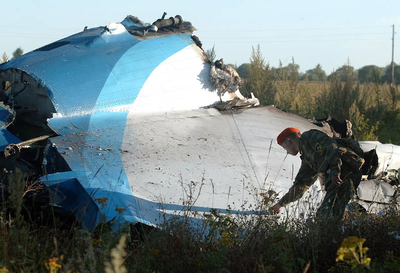 Сотрудник МЧС осматривает обломки самолета под Тулой