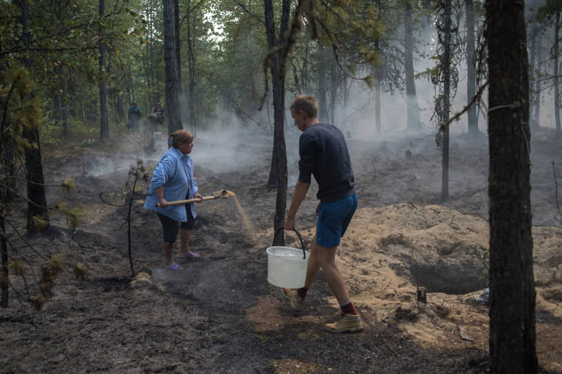 Волонтеры Байкальской береговой службы тушат лесной пожар в Змеиной бухте