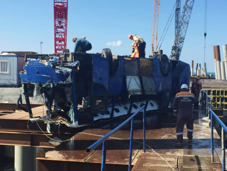 Сотрудники МЧС подняли автобус из воды