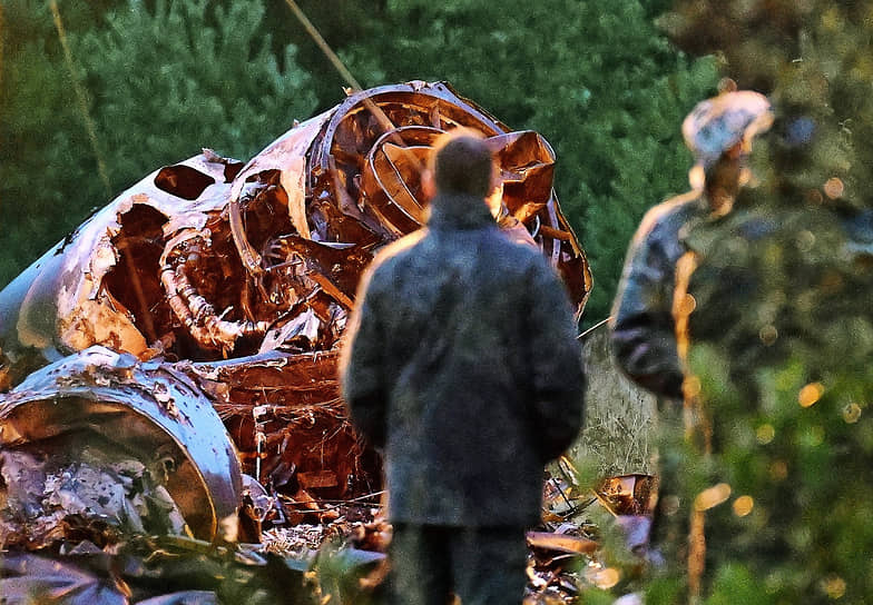 Сотрудники спецслужб работают на месте падения Embraer 