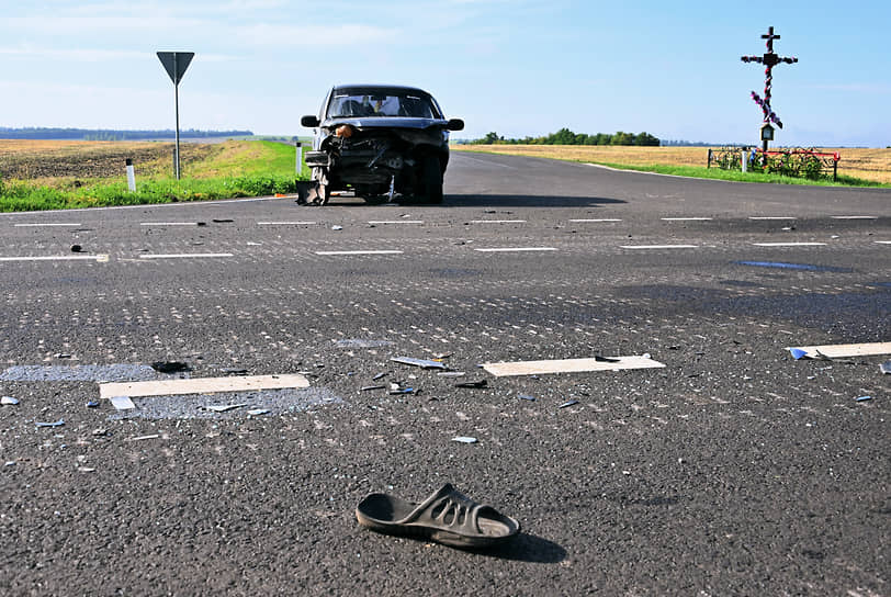 Разбитый после обстрела дронами гражданский автомобиль на трассе между Курском и Суджей