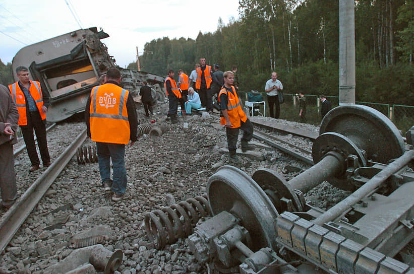 Пассажирский поезд №166 после схода с рельсов