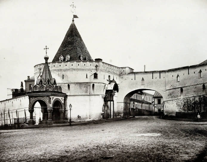 Николай Найденов, фото «Варварские ворота с часовней Боголюбской иконы Божией Матери», 1884 год 