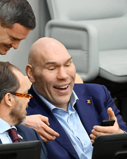 Слева направо: депутаты Даниил Бессарабов, Александр Шолохов и Николай Валуев на заседании Госдумы, 2023 год