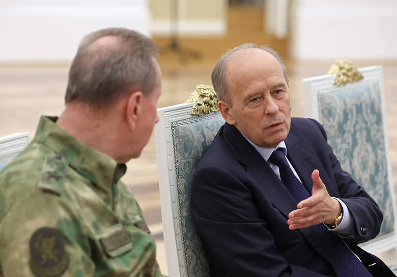Директор Федеральной службы войск национальной гвардии РФ — главнокомандующий войсками национальной гвардии РФ Виктор Золотов (слева) и директор Федеральной службы безопасности Александр Бортников