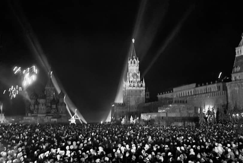 Вечером 9 мая 1945 года в Москве отменили режим светомаскировки, и кремлевские звезды зажглись после самого долгого перерыва в своей истории