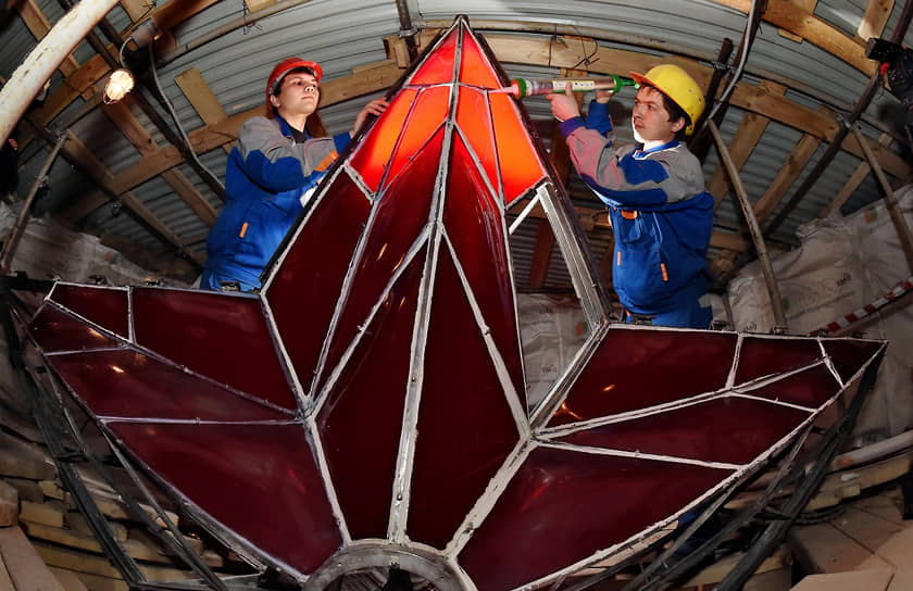 Реставрация фрагментов стекла и в 2015 году не была простым делом