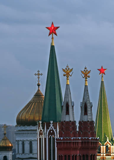 «Рубиновые» звезды и позолоченные орлы уже давно и привычно соседствуют в небе над центром Москвы