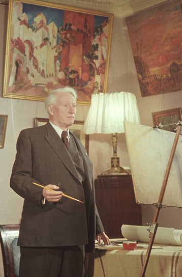 Главный художник-декоратор Большого театра Федор Федоровский придумал сначала металлические, а затем светящиеся стеклянные звезды для кремлевских башен