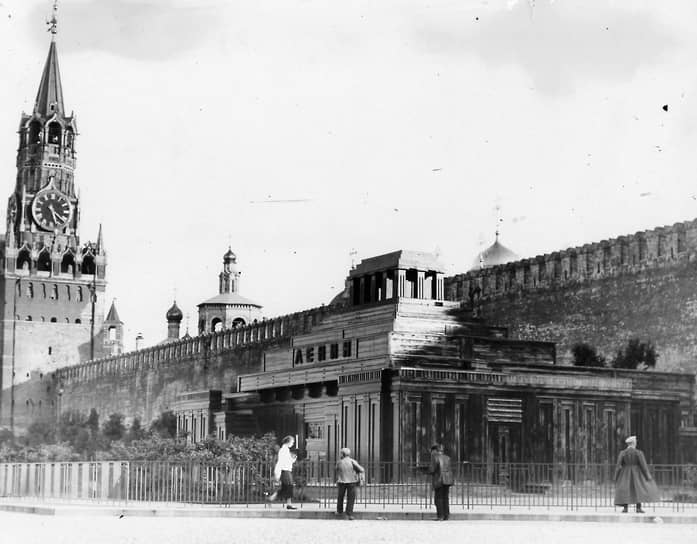 На этом фото 1924 года орел на Спасской башне как будто ретуширован, но он зорко смотрит на временный мавзолей