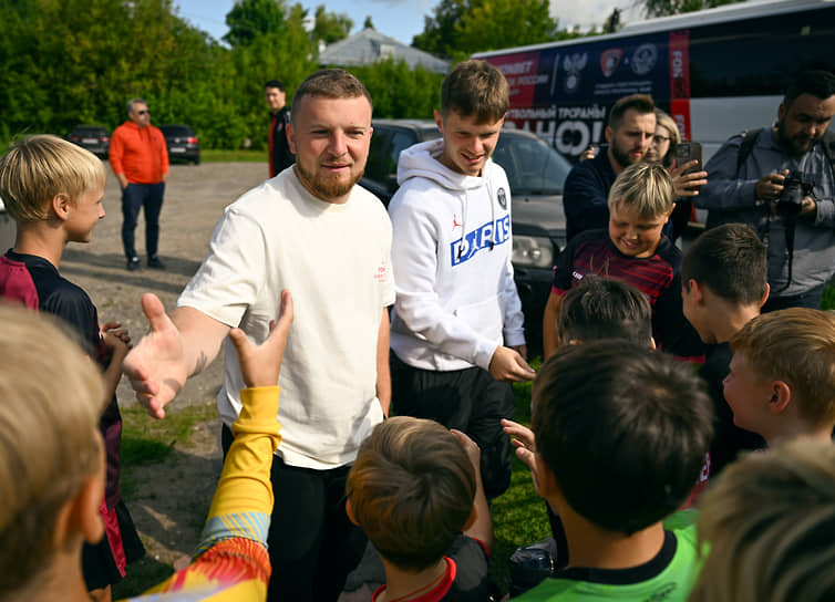 Футбольные блогеры Егор Алексин (слева) и Дмитрий Губка (в центре) во время встречи с учениками спортивной школы № 1 «Текстильщик»