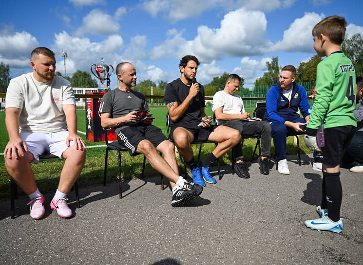 Слева направо: футбольный блогер Егор Алексин, футболист, тренер Дмитрий Парфенов, футболисты Маринато Гильерме и Игорь Семшов