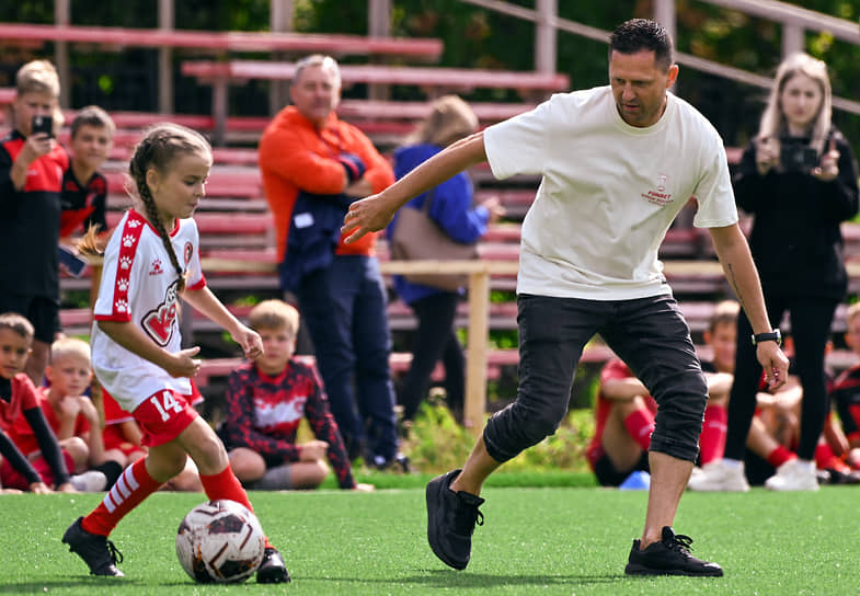 Футболист Игорь Семшов (справа) во время футбольного матча с воспитанниками спортивной школы №1 «Текстильщик»