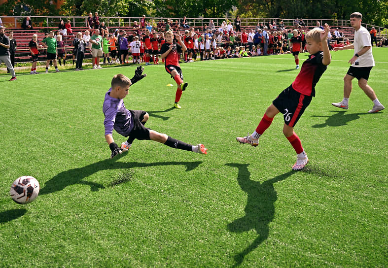 Воспитанники спортивной школы № 1 «Текстильщик» во время футбольного матча
