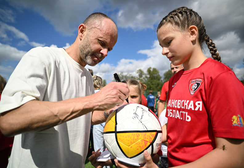 Футболист, тренер Дмитрий Парфенов после футбольного матча с воспитанниками спортивной школы № 1 «Текстильщик»