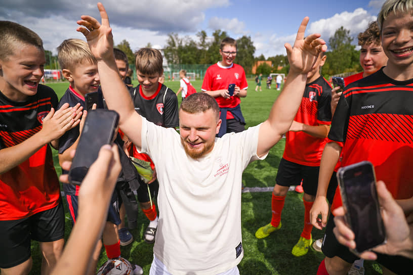 Футбольный блогер Егор Алексин (в центре) 