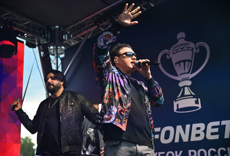 На стадионе в рамках фестиваля FONFEST с концертом выступила группа «Корни»