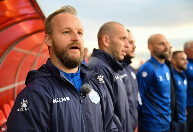 Главный тренер команды «Тверь» Александр Аверьянов (слева) перед началом матча