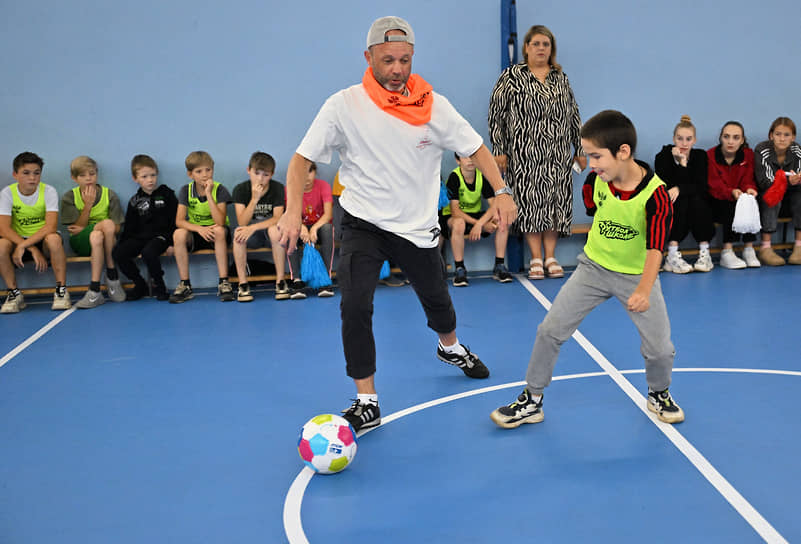 Посещение Чернецкой специальной (коррекционной) школы-интерната для детей-сирот и детей, оставшихся без попечения родителей, с ограниченными возможностями здоровья. Тренер Дмитрий Парфенов (слева) сыграл с воспитанниками школы-интерната