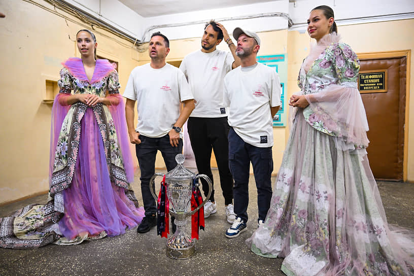 Слева направо: участница проекта «Ивановская красавица» Глафира Коннова, футболист Игорь Семшов, футболист, вратарь Маринато Гильерме, тренер по футболу Дмитрий Парфенов и участница проекта «Ивановская красавица» Валерия Бражникова