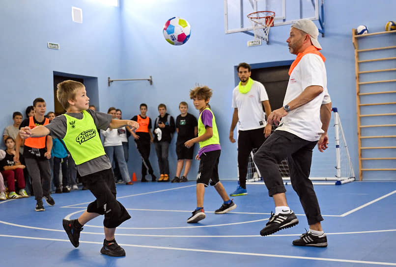 Тренер по футболу Дмитрий Парфенов (справа) во время игры в футбол с воспитанниками школы-интерната