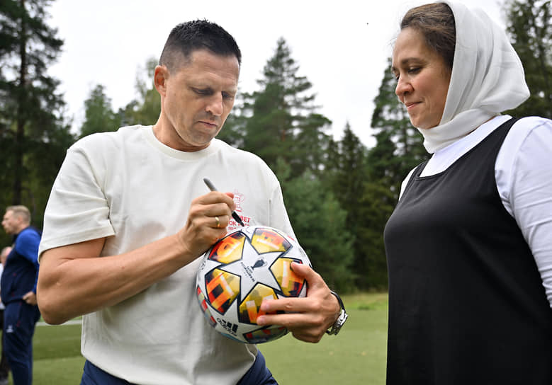 Футболист Игорь Семшов и директор школы-интерната при Николо-Шартомском мужском монастыре Лариса Мальцева перед началом футбольного матча