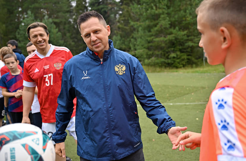 В день игры в прошлом известные футболисты Игорь Семшов (в центре), Гильерме и Дмитрий Парфенов провели автограф-сессию