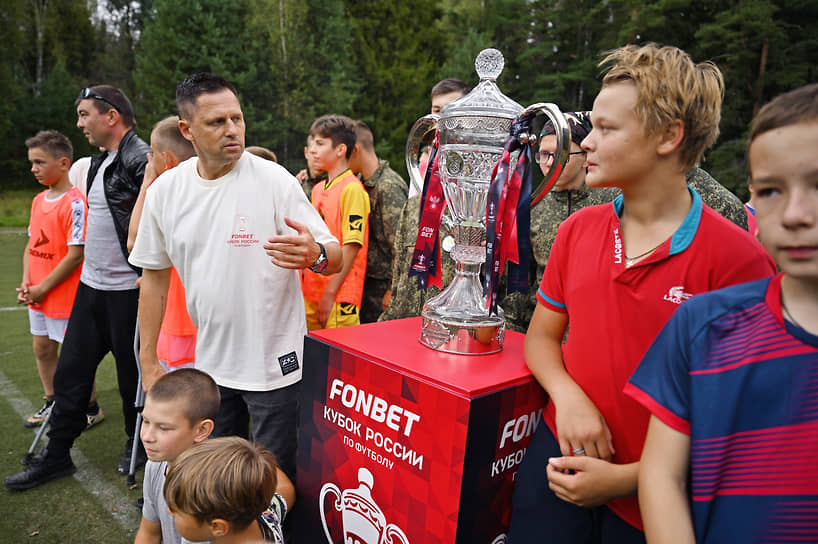 Игорь Семшов (в белой футболке) перед началом футбольного матча 