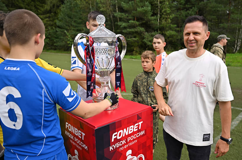 Затем благотворительная программа ДоброFON передала один миллион рублей в Ивановский фонд поддержки регионального сотрудничества и развития&lt;br>
На фото: футболист Игорь Семшов после футбольного матча