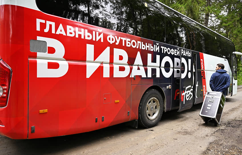 Несколько дней до матча кубок путешествовал по Ивановской области, посетив ткацкую фабрику, предприятие «Шуйские ягоды» и интернат, при котором была открыта футбольная площадка