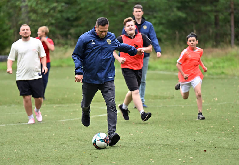 Сама встреча завершилась победой «Текстильщика» в серии пенальти&lt;br>На фото: Игорь Семшов с мячом