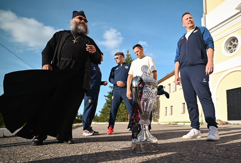 Насельник Николо-Шартомского мужского монастыря иеромонах Спиридон (Дуткович) (слева), футболист Игорь Семшов (в центре) и заместитель директора Департамента мероприятий и маркетинговых коммуникаций Российского футбольного союза (РФС) Александр Ермолаев (справа) во время посещения монастыря
