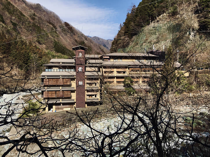 &lt;b>Самый старый работающий отель в мире&lt;/b>
&lt;br>Отель Nishiyama Onsen Keiunkan в японской префектуре Яманаси работает более 1,3 тыс. лет с 705 года н. э. До 2017 года им непрерывно управляли 52 поколения одной и той же семьи, а главной его достопримечательностью являются природные горячие источники. Рекорд был официально внесен в книгу в 2015 году