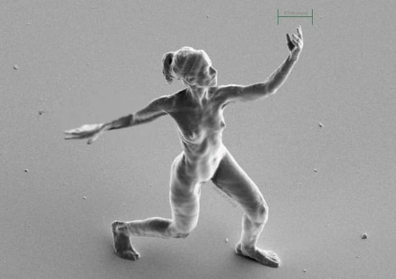 &lt;b>Самая маленькая скульптура человека, созданная с помощью 3D-печати&lt;/b>
&lt;br>Британский художник и физик Джонти Хервиц создал скульптуру обнаженной женщины высотой 80 микрон (тоньше человеческого волоса). Микроскопическая статуя под названием «Доверие», для создания которой применялось 3D-сканирование реальной модели, была официально измерена и признана рекордом в 2015 году в Германии, но вскоре после этого была случайно уничтожена