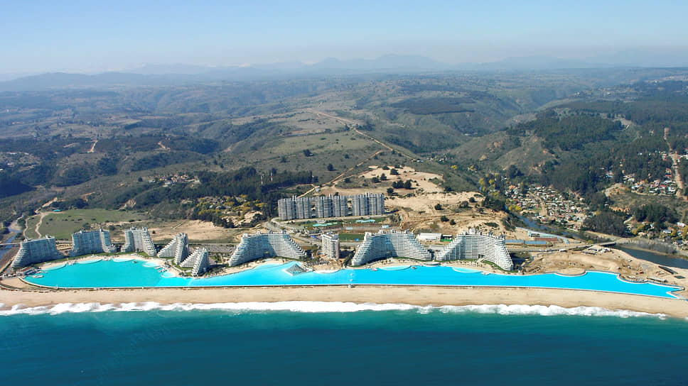 &lt;b>Самый большой в мире бассейн&lt;/b>
&lt;br>Бассейн курорта San Alfonso del Mar в Чили занимает площадь 8 га и содержит 250 млн литров отфильтрованной воды из Тихого океана. Его длина составляет более 1 км. Рекорд был присвоен в 2006 году