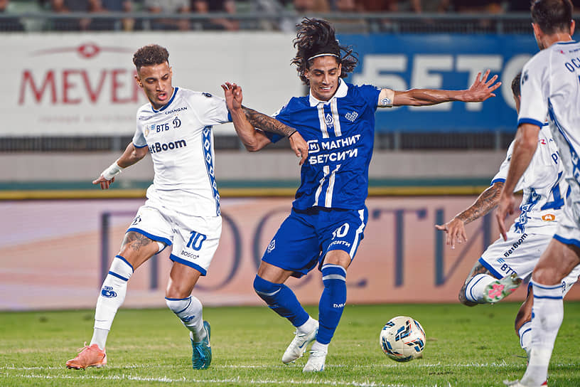 Мохаммад Хоссейннежад (в центре) 