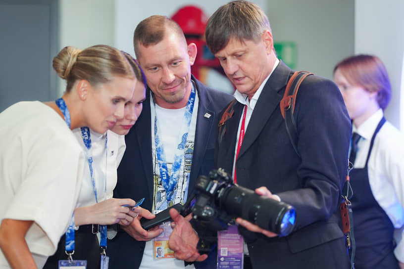 Фотокорреспондент «Ъ» Анатолий Жданов (справа)
