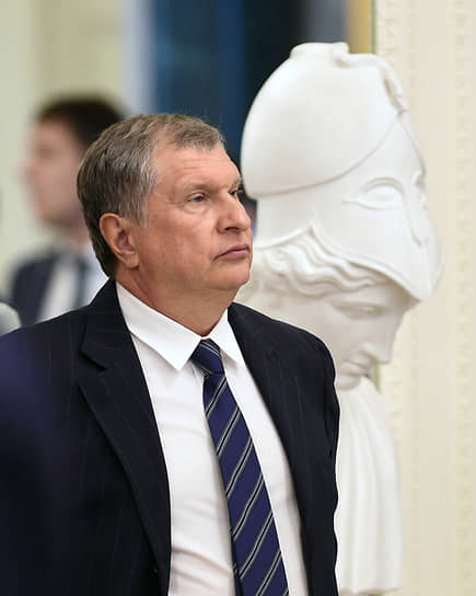 Игорь Сечин перед началом встречи глав правительств России и Китая в Санкт-Петербурге, 2016 год