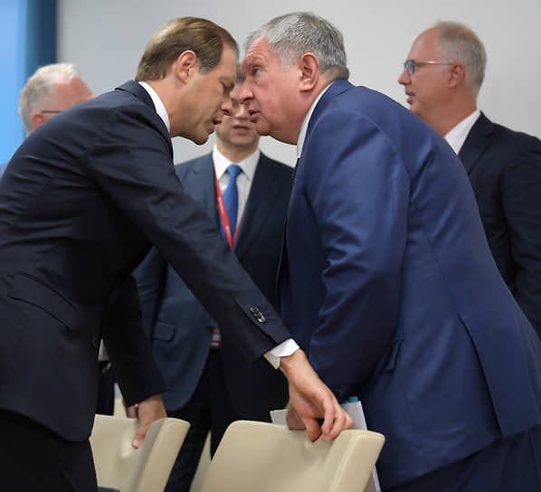 Справа налево: гендиректор РФПИ Кирилл Дмитриев, глава «Роснефти» Игорь Сечин, гендиректор ОАО «РЖД» Олег Белозеров и министр промышленности и торговли Денис Мантуров перед встречей президента России Владимира Путина и премьер-министра Малайзии Махатхира Мохамада в рамках ВЭФ-2019