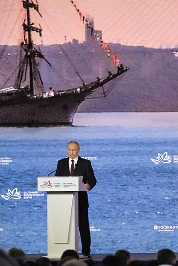 Президент России Владимир Путин во время выступления на ВЭФ