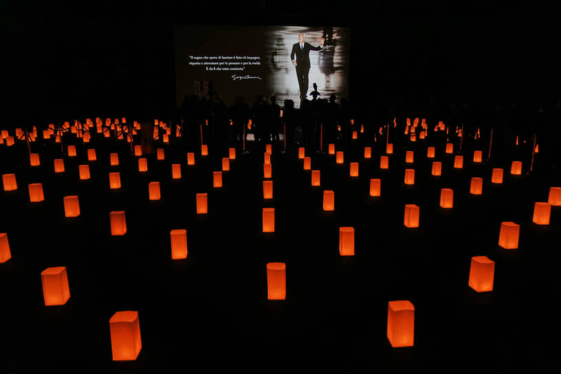 В выставочном центре Armani / Teatro в память о модельере зажглись десятки светильников