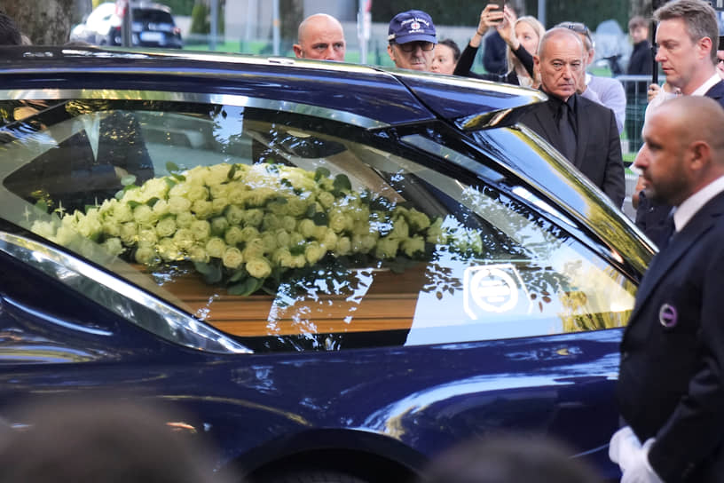 Гроб с телом модельера Джорджо Армани