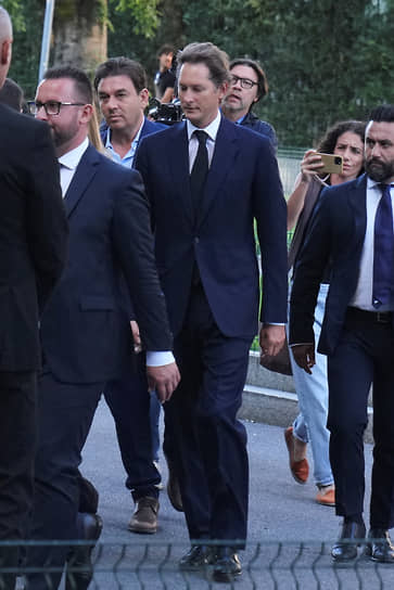 Председатель совета директоров Ferrari Джон Элканн (в центре)